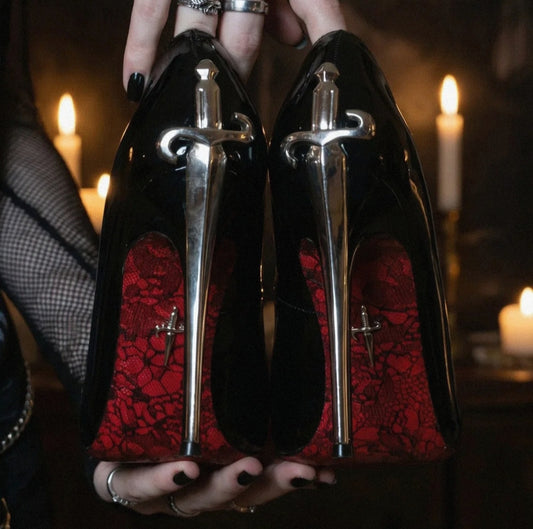 Zapatos de Tacón con Daga Dorada "Gothic Blade" – Stilettos de Charol Negro