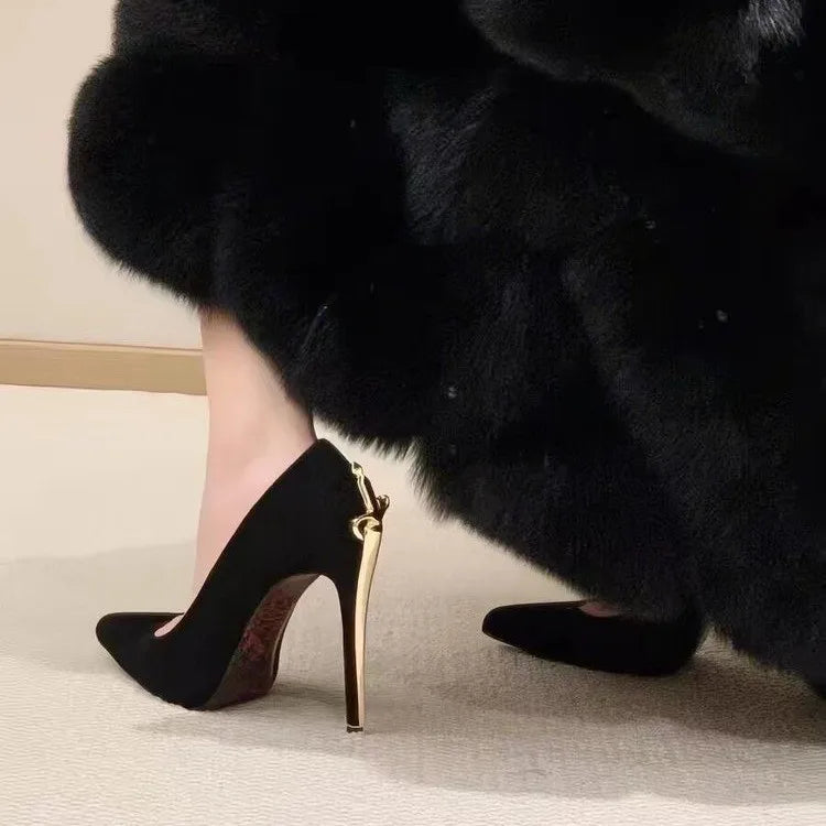 Zapatos de Tacón con Daga Dorada "Gothic Blade" – Stilettos de Charol Negro