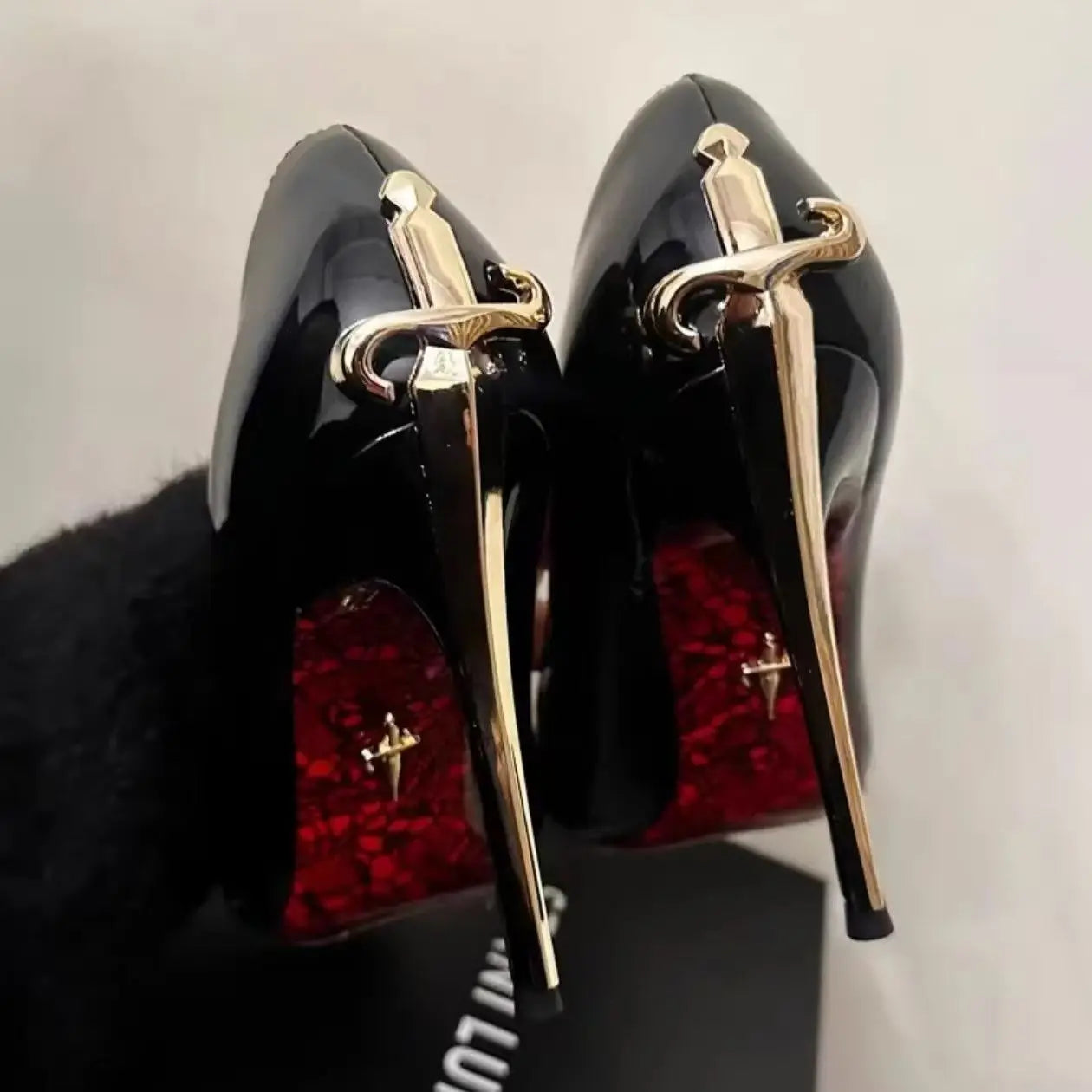 Zapatos de Tacón con Daga Dorada "Gothic Blade" – Stilettos de Charol Negro