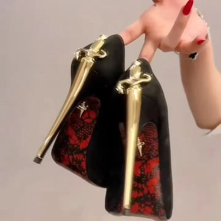Zapatos de Tacón con Daga Dorada "Gothic Blade" – Stilettos de Charol Negro