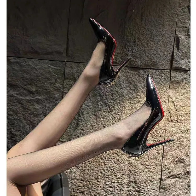 Zapatos de Tacón con Daga Dorada "Gothic Blade" – Stilettos de Charol Negro