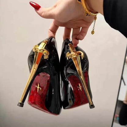 Zapatos de Tacón con Daga Dorada "Gothic Blade" – Stilettos de Charol Negro
