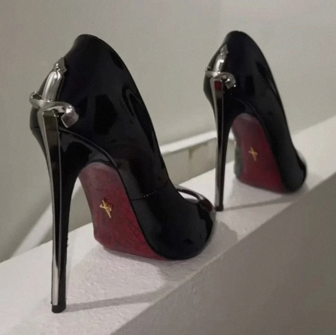 Zapatos de Tacón con Daga Dorada "Gothic Blade" – Stilettos de Charol Negro