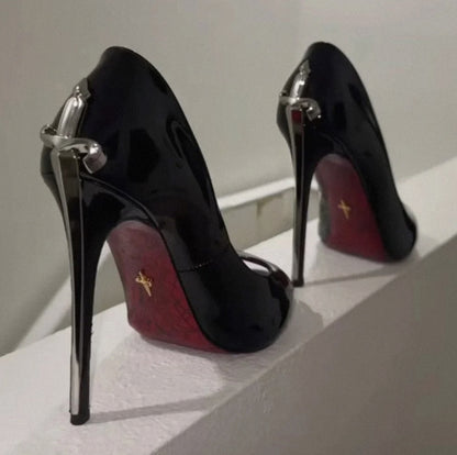 Zapatos de Tacón con Daga Dorada "Gothic Blade" – Stilettos de Charol Negro